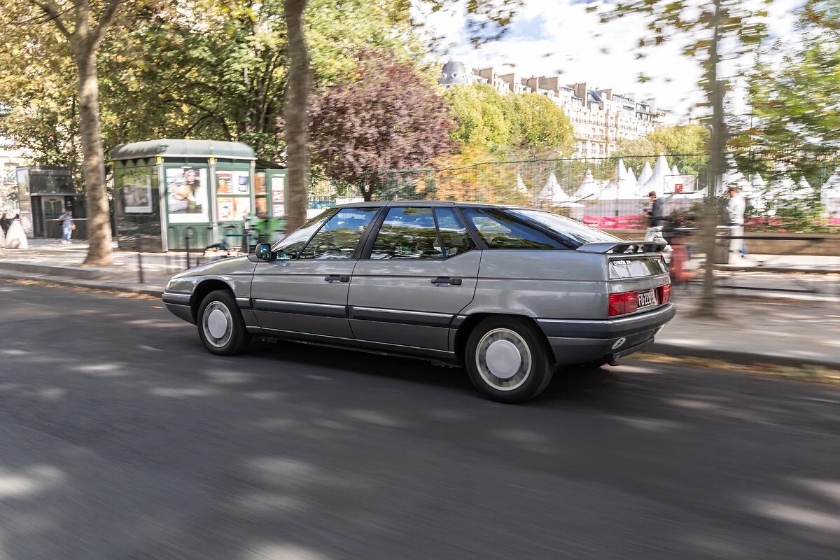 Citroën XM roulant dans Paris